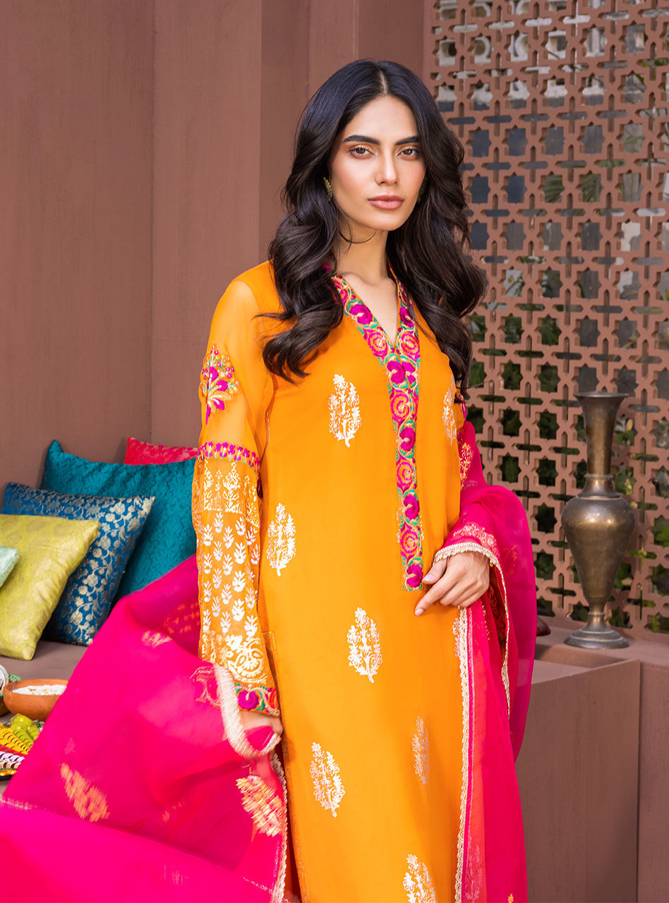 Zainab Chottani | Luxury Pret | NURAY by Zainab Chottani - Designer Dress - Type: Ladies Clothes - Available at Sana Yasir - 100% Original